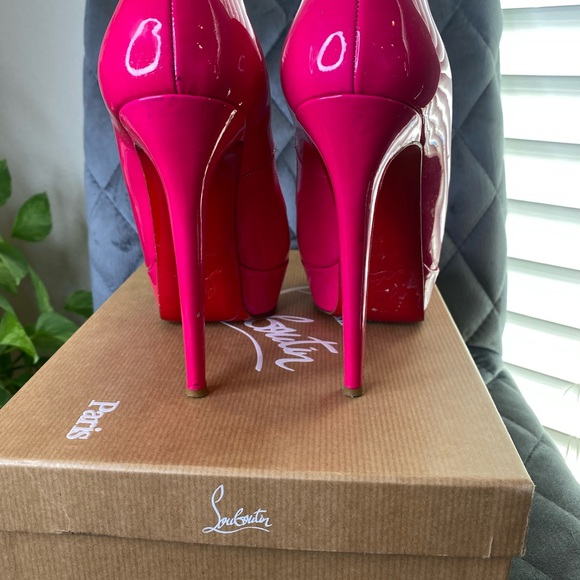 has some small nicks on toes and bottoms are used still very good condition. - Picture 3 of 4